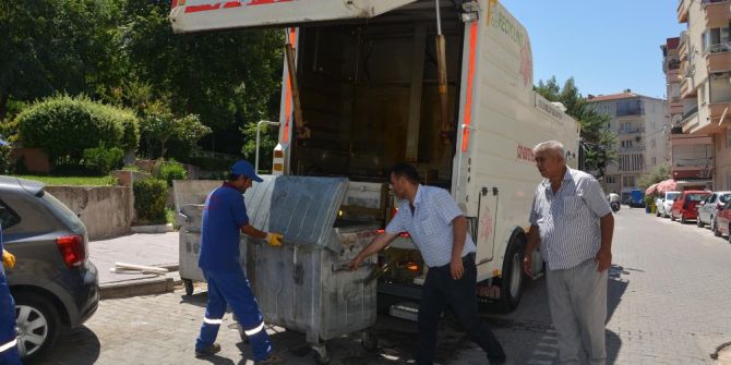Şehzadeler’de Çöp Konteynerleri Dezenfekte Ediliyor