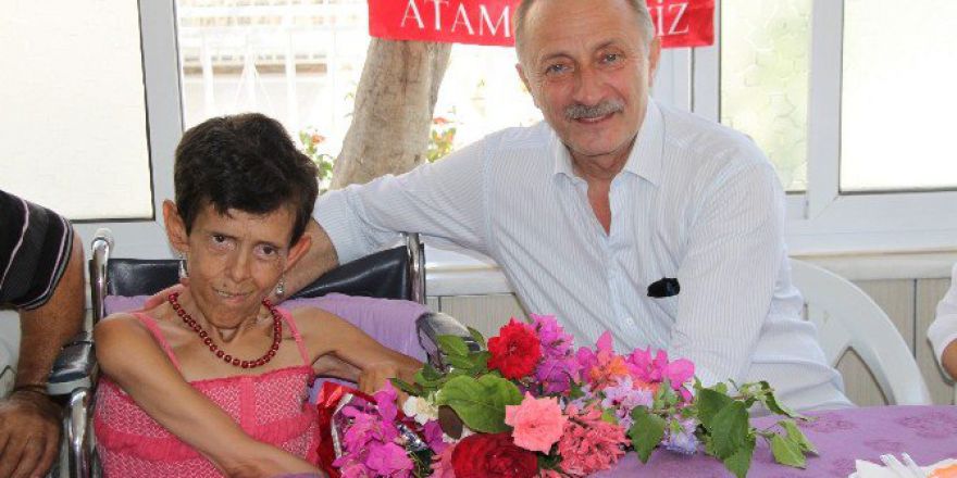 Başkan Atabay, Engelli Rukiye’nin Yüzünü Güldürdü