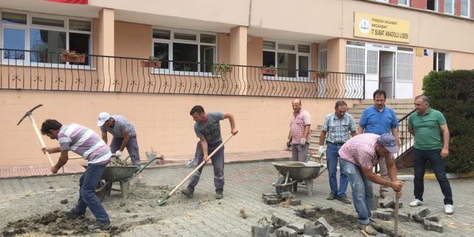 Akçaabat Lisesi’nin Bahçe Bakım Ve Onarımları Belediye Ekipleri Tarafından Yapıldı