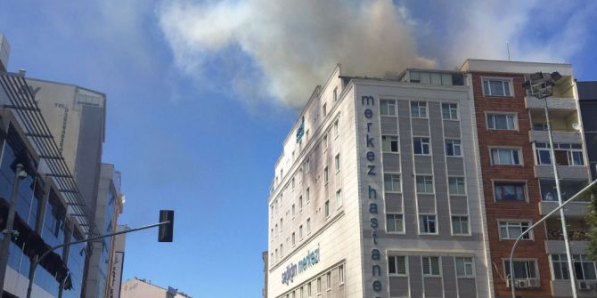 Hastane Yanında Çıkan Yangın Korkuttu