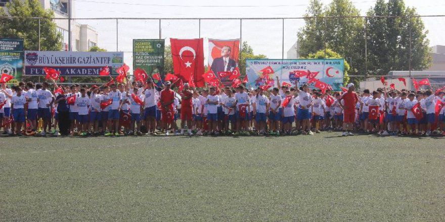 Minikler Demokrasi Şehitleri İçin Sahaya Çıktı