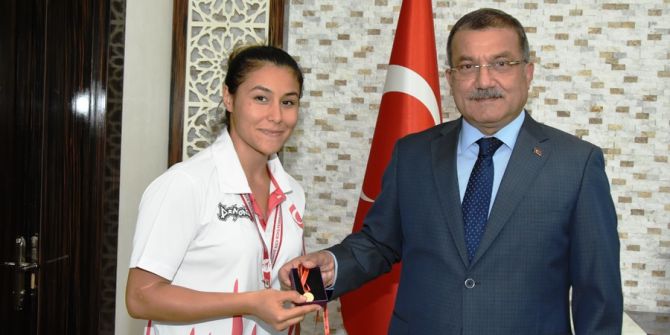 Müdür Uzunkaya, Polis Spor Gücü Sporcusunu Ödüllendirdi