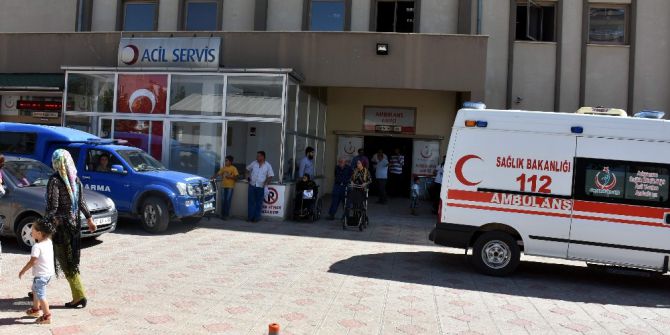 Otomobil Uçuruma Yuvarlandı: 4 Yaralı