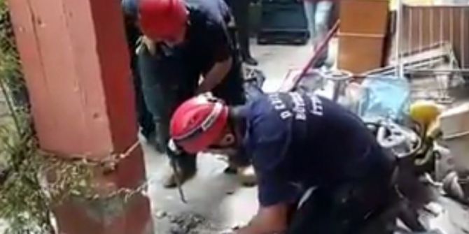 Atık Su Borusuna Giren Kediyi Betonu Delerek Kurtardılar