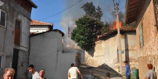 Uşak’ta Metruk 2 Ev Kül Oldu