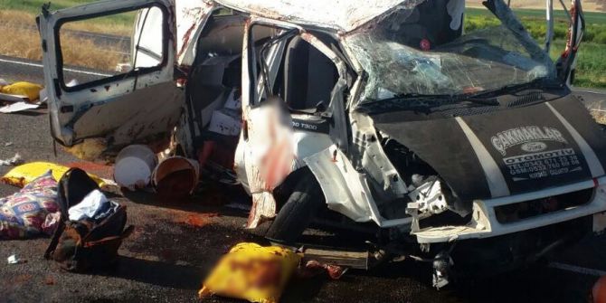 Şanlıurfa’da Minibüs Park Halindeki Tıra Çarptı: 1 Ölü, 2 Yaralı