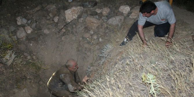 15 Metrelik Kuyuya Düşen Yaşlı Adamı, İtfaiye Ekipleri Kurtardı