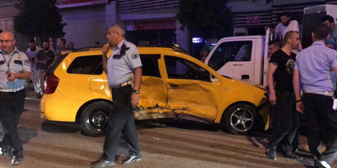 Ticari Taksiye Ortadan Çarptı, 4 Kişi Yaralandı