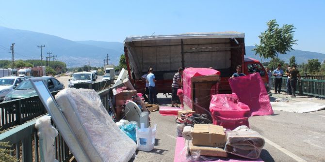 Nakliye Kamyonunun Tekeri Çıktı, İçindeki Eşyalar Yerlere Saçıldı