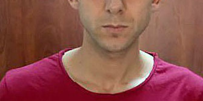 Marketten 4 Kez Yapıştırıcı Çalan Özel Güvenlikçi Kamerada