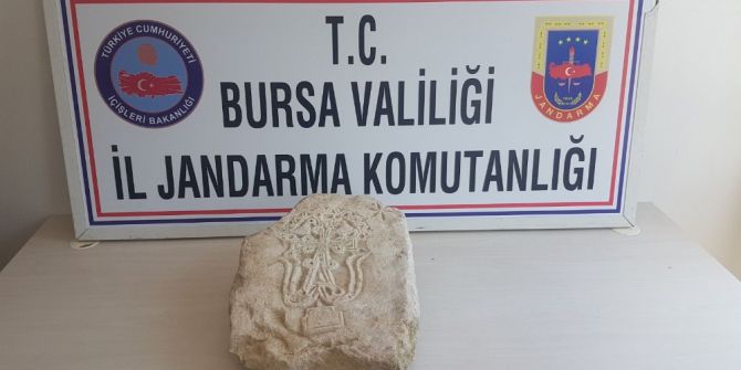 Tarihi Mezar Taşını Satamadan Yakalandılar