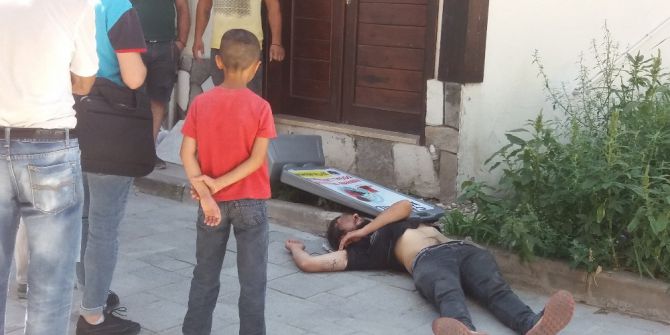 Madde Krizine Girip Bayılan Genci Çocuklar Endişeli Gözlerle İzledi