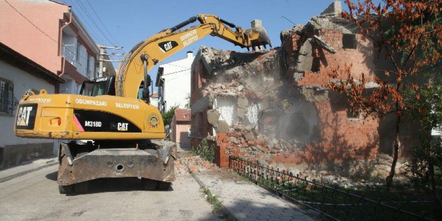 Odunpazarı’nda Atıl Kalmış Binalar Yıkıldı