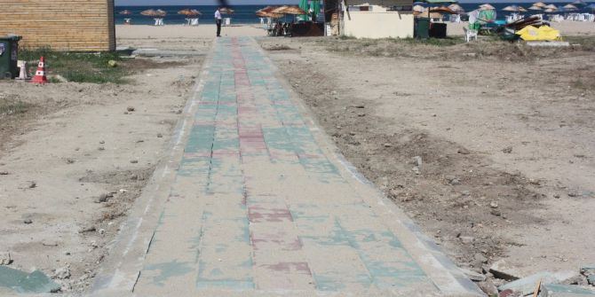 Enez Sahilinde Engelli Vatandaşlar İçin Yürüyüş Yolu Yapılıyor
