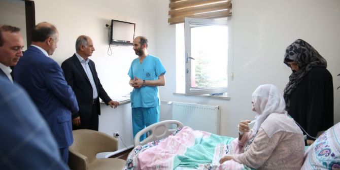 Efkan Ala Annesini Hastanede Ziyaret Etti