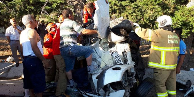 Otomobil Ağaca Çarptı: 1 Ölü, 2 Yaralı