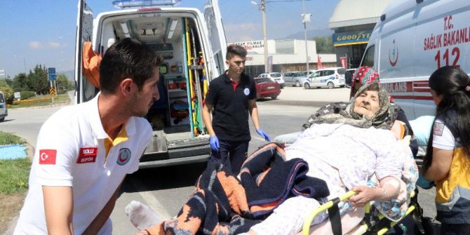 Hasta Taşıyan Ambulans Kaza Yaptı: 1 Yaralı
