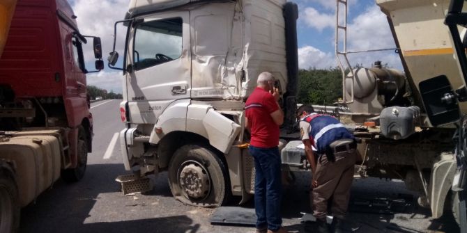 Şile Yolunda Hafriyat Kamyonları Çarpıştı: 2 Yaralı