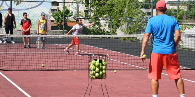 Konyaaltı’nda Tenis Ve Halk Oyunu Kursları