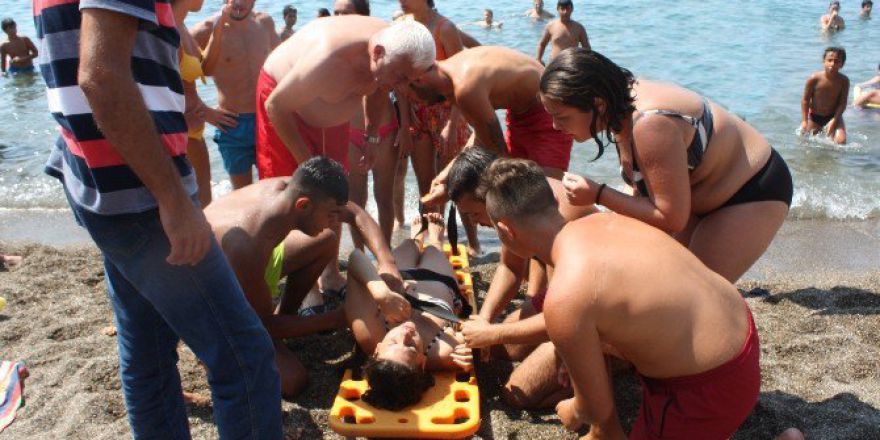 Denizde Astım Krizi Geçiren Genç Kız Az Kalsın Boğuluyordu