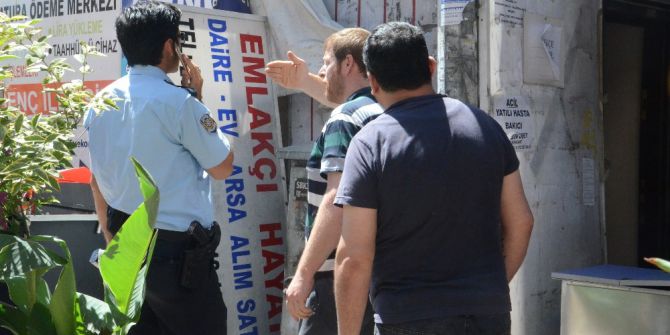 Rüzgarda Kopan İşyeri Tabelası, Belediye Personelinin Başına Düştü