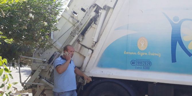 Çöp Kamyonu İle Ağaç Arasında Sıkıştı