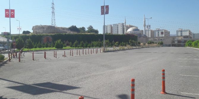 Yetkili Firma Fakülte Otoparkını Kapattı, Vatandaş Zor Durumda Kaldı