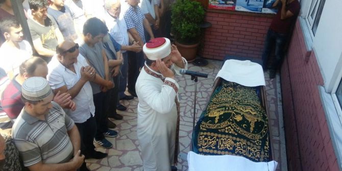 Zayıflamak İçin Midesine Kelepçe Taktıran Adam Son Yolcuğuna Uğurlandı