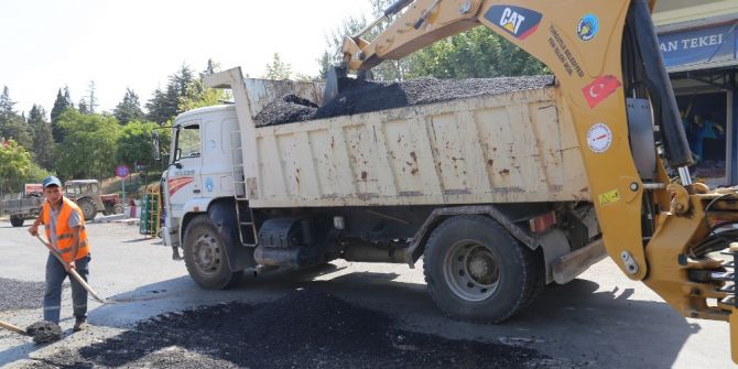 Turgutlu’da Zemini Bozuk Yollar İyileştiriliyor