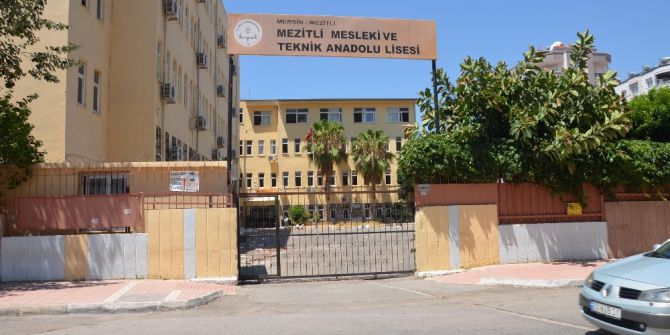 Boşaltılan Okulun Sıraları Pencereden Atıldı, Vatandaş Tepki Gösterdi