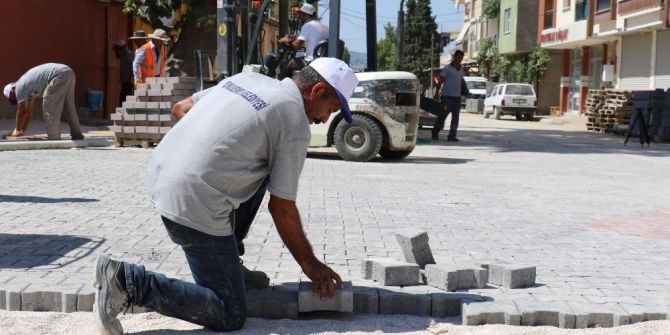 Yunusemre’de Kilit Parke Taşı Çalışmaları Sürüyor