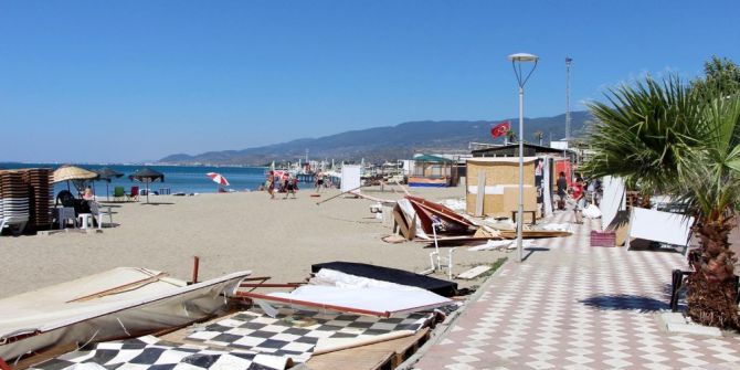 Akçay Kordondaki Kaçak Yapılar Yıkıldı