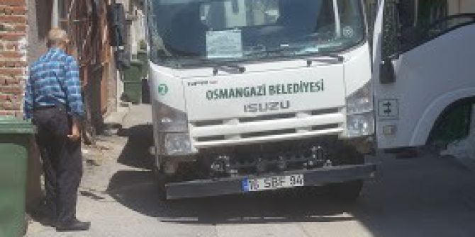 Bursa’da Çöp Kamyonu Asfaltı Çökertti