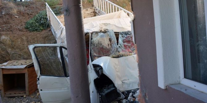 Kamyonet Bahçe Duvarını Aşıp Eve Çarptı