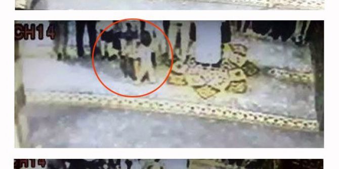 Minik Yaramaz Taburesini Aldığı Adamı Yere Düşürdü