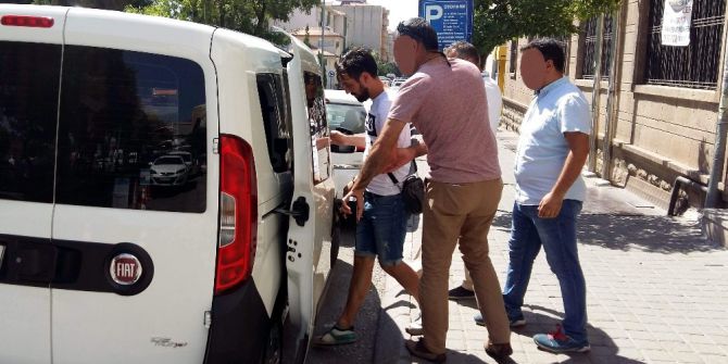 Bilmeden Giydiği ‘Hero’ Tişörtü Nedeniyle Gözaltına Alınan Şahıs Serbest Bırakıldı