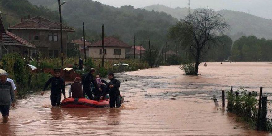 Bartın’da Selde Mahsur Kalan Otobüse Ulaşıldı