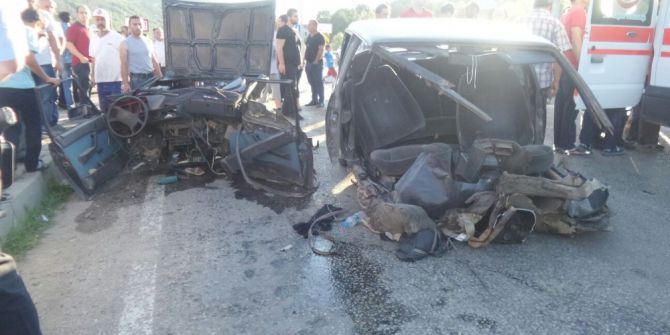 Kazada Otomobil İkiye Bölündü: 4 Yaralı