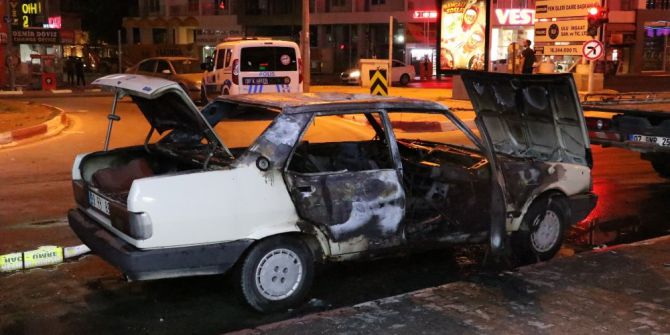 Antalya’da Otomobil Yandı, 4 Kişi Son Anda Kurtuldu