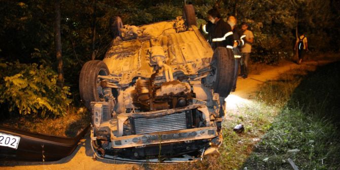 Otomobil 5 Metrelik Duvardan Uçtu:1 Yaralı