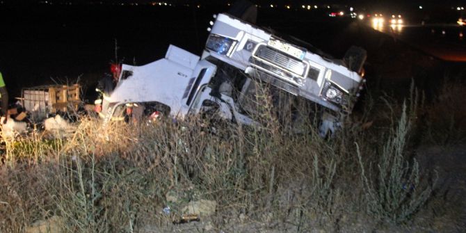 İnşaat Malzemeleri Taşıyan Tır Takla Attı: 1 Ölü, 1 Yaralı