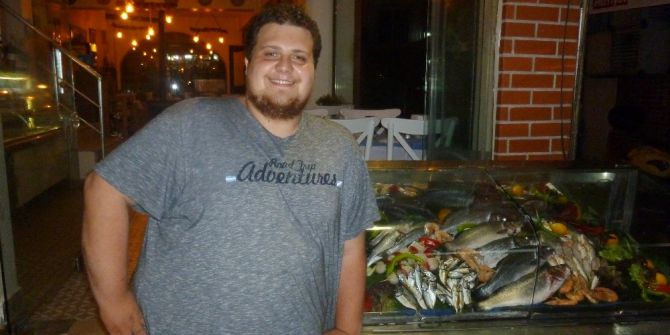 Çaldığı Balığı Pantolonun İçine Sakladı