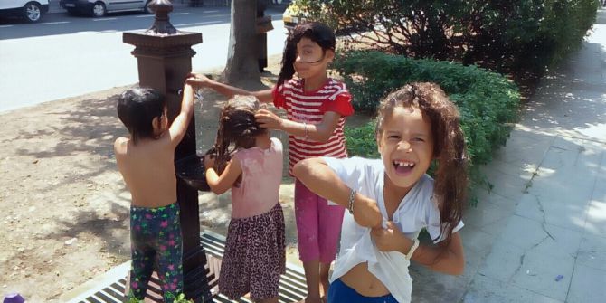 Serinlemek İsteyen Çocuklar Sokak Çeşmesinde Yıkandı