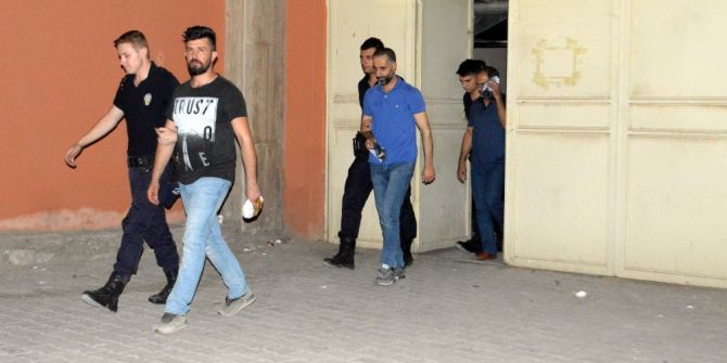 Ele Geçirilen Kaçak Sigaraları Satan 2’si Polis 5 Kişi Tutuklandı