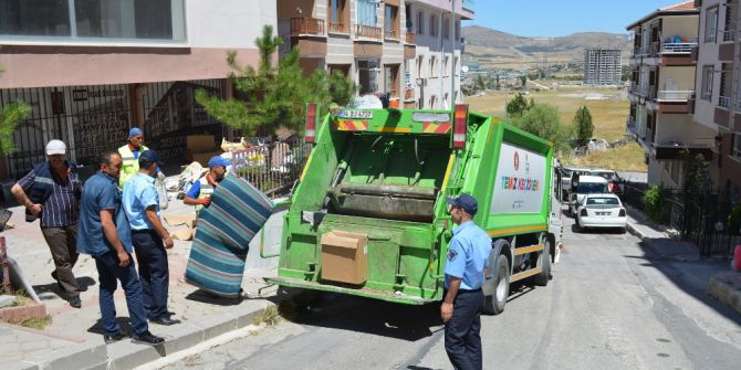 Evden İki Kamyon Çöp Çıktı
