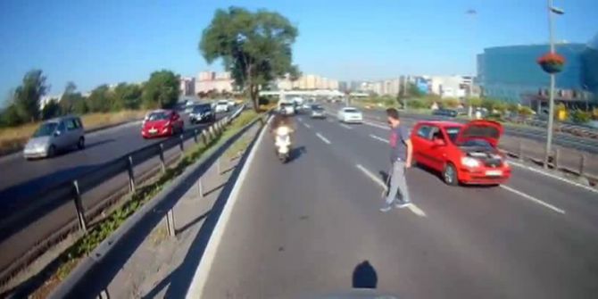 Otomobilin Motoruna Sıkışan Kedi E-5’i Birbirine Kattı