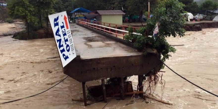Bartın’da Sel Köprüleri Yıktı