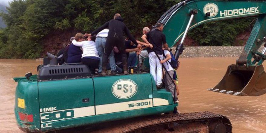 Mahsur Kalanlar Dozerlerle Kurtarılmaya Başlandı