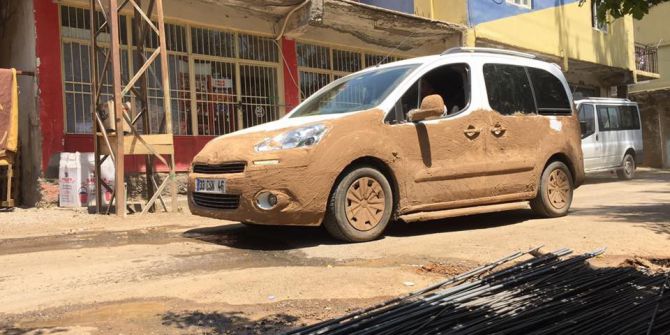 Sürücülerden Eriyen Asfalta Çamurlu Çözüm