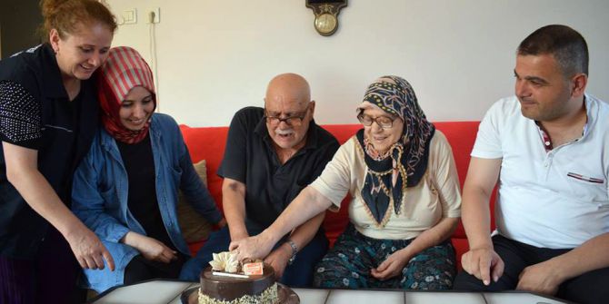 70’lik Çift, Hayatlarında İlk Kez Doğum Günü Kutladı
